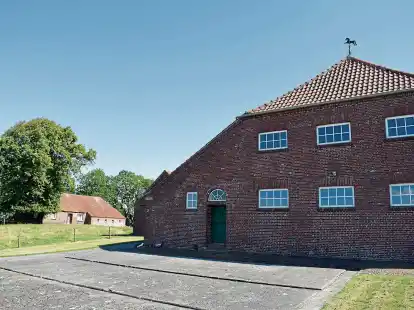 Die m&auml;chtige Fassade des in Klinkerbauweise erbauten Hofes im Wangerland.