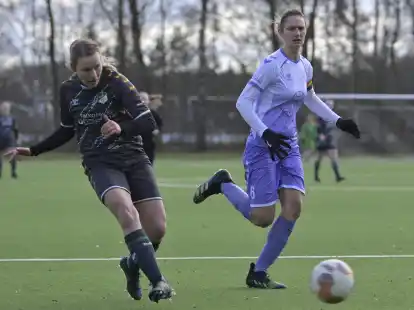 Den Ball im Blick, den Treffer im Sinn: TuS-Stürmerin Christina Müller (links) erzielte am Sonntagmittag in Oldenburg zwei Treffer gegen Jahn Delmenhorst.