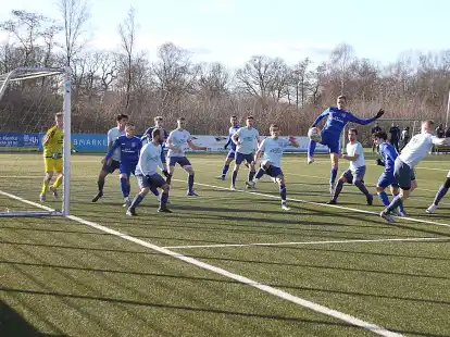 Kreispokal, Viertelfinale: FC Rastede (in blau) - VfL Bad Zwischenahn