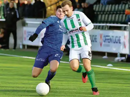 Abgeräumt: Celles Maximilian Wede (links) geht gegen VfLer Tim Janßen mit vollem Einsatz zu Werke.