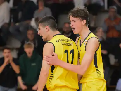 Grund zum Jubeln: Johann Helwig (rechts, hier mit Teamkollege Miran Evin in einem Spiel in 2022) hat mit den Baskets Juniors weiteres Selbstvertrauen aufgebaut.