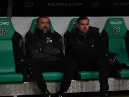 Wie lange sitzen sie noch nebeneinander auf der Trainerbank? Trainer Dario Fossi (links) und Sportleiter Sebastian Schachten nach der 0:1-Niederlage in Hannover gegen den Halleschen FC.