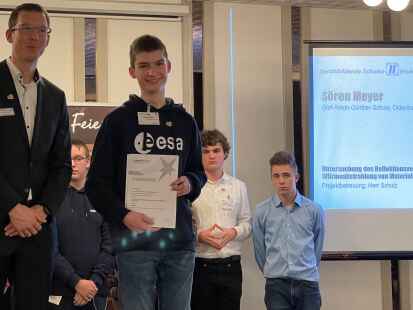 Der strahlende Jugend-forscht-Sieger S&ouml;ren Meyer mit dem Wettbewerbsleiter Georg Jan&szlig;en (links) bei der Preis&uuml;bergabe.