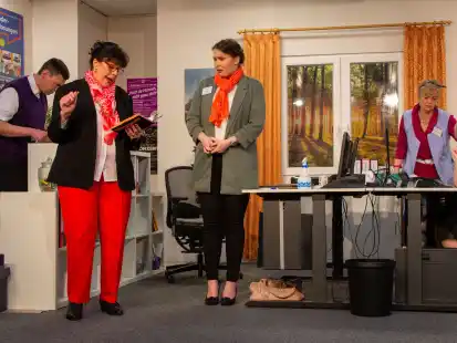 Verzweiflung bei Betty (Zweite von links) und Melanie (rechts): Personalmanagerin Martha Pahl nimmt kein Blatt vor den Mund.