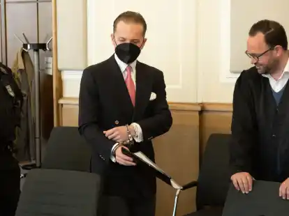 Hendrik Holt  (Mitte, in Handschellen) wurde 2022  schon wegen erfundener Windkraftprojekte zu einer Haftstrafe verurteilt (Archivbild).