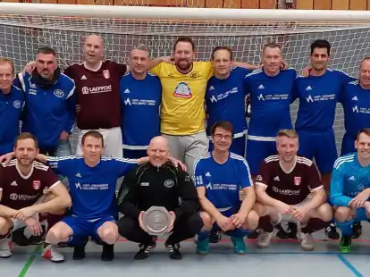 Gemeinsames Siegerbild bei den Ü40-Hallenkreismeisterschaften: Am Ende posierten Turniersieger SSV Jeddeloh (in blau) und Finalgegner Heidmühler FC gemeinsam.
