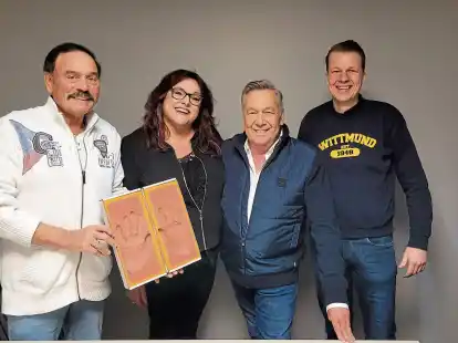 Thelly Thellmann (l.), Gritje Peters und Carsten Holzke (r.) trafen sich in Oldenburg mit dem K&uuml;nstler Roland Kaiser.