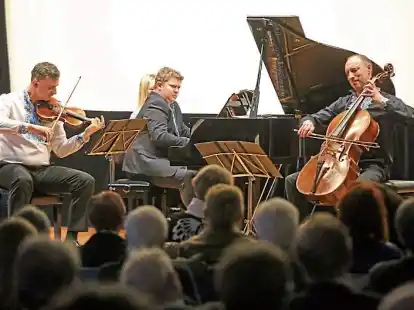 Anton Skakun (von links), Artem Kanke und Yevgeny Sapozhnikov pr&auml;sentierten Kompositionen von Volodymyr Dyck und Wassyl Barwinsky.