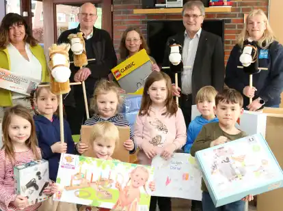 Martina Vienup (rechts) machte den Initiatoren von &bdquo;WHV testet&ldquo;, den Pastoren R&uuml;diger Schaarschmidt (2. von rechts) und Bernd Busemann (2. von links) den Vorschlag, an die Kindertagesst&auml;tte &bdquo;Arche Noah&ldquo; zu spenden. Die ehemalige Leiterin Daniela Cordes (links) und ihre Nachfolgerin Birgit Menninga freuen sich mit den Kindern &uuml;ber das dank der Spende neu angeschaffte Spielzeug.