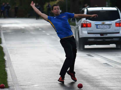 Der KBV Stedesdorf (Gerrit Becker beim Wurf) hat den Titel vorzeitig sicher.