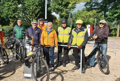 Auf Kontrolltour: Diese und weitere Patinnen und -paten k&uuml;mmern sich um die Qualit&auml;t der touristischen Radrouten im Ammerland.