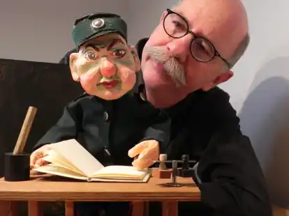 Er erweckt die Figuren auf der B&uuml;hne zum Leben: Frank S&ouml;lter. Das erfolgreiche Theaterst&uuml;ck &bdquo;Caspar Hauser &ndash; Was macht den Mensch zum Menschen?&ldquo; wird nun erneut aufgef&uuml;hrt.