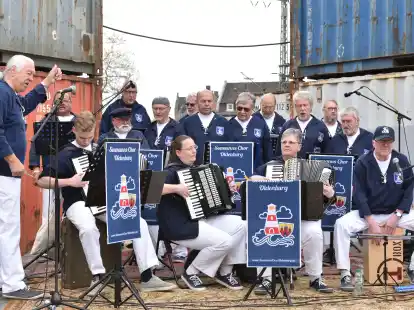 Bei der Kulturmesse Primavera 2022: Im Gleispark trat auch der Oldenburger Seemanns Chor auf.