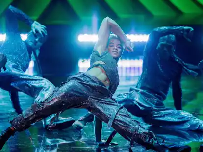 S&auml;nger und T&auml;nzer TRONG tritt mit dem Song &laquo;Dare To Be Different&raquo; an.