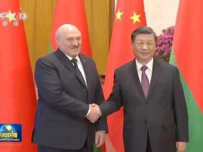 Der belarussische Machthaber Alexander Lukaschenko und der chinesische Staats- und Parteichef Xi Jinping wollen die Beziehungen ihrer L&auml;nder weiter st&auml;rken.