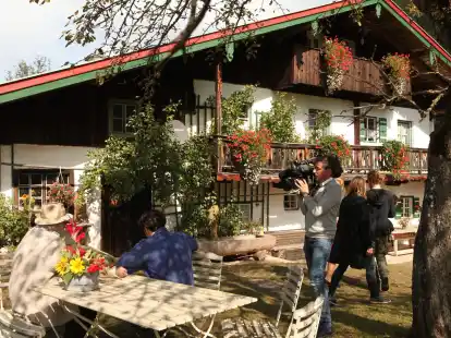 Undatiertes Foto zeigt ein Team, das eine Szene f&uuml;r die Heimatfilm-Reihe &laquo;Lena Lorenz&raquo; dreht. Immer wieder erreichen den Zweckverband Anfragen zu den Drehorten. In Zukunft soll es gef&uuml;hrte Touren geben.