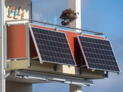 Solarmodule f&uuml;r ein sogenanntes Balkonkraftwerk h&auml;ngen an einer Wohnung in Stralsund.