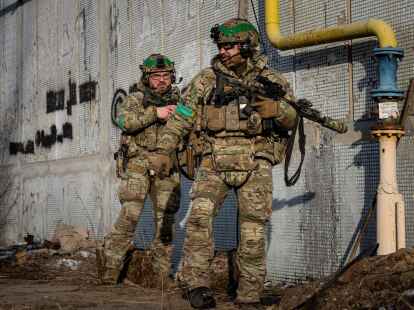 Ukrainische Soldaten patrouillieren auf einer Stra&szlig;e in Bachmut.