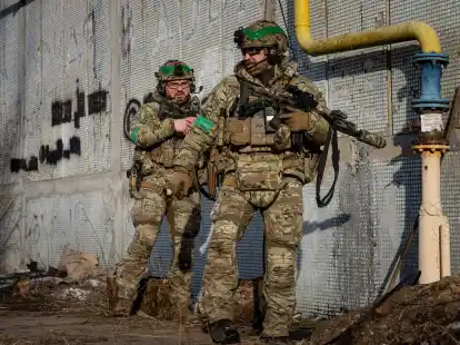 Ukrainische Soldaten patrouillieren auf einer Stra&szlig;e in Bachmut.