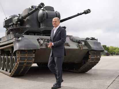 Von Helmen zu Panzern: Die Qualit&auml;t der Waffenlieferungen an die Ukraine wurde Schritt f&uuml;r Schritt gesteigert.