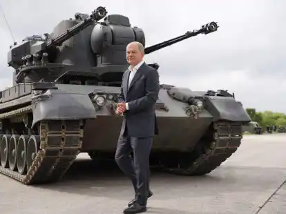 Von Helmen zu Panzern: Die Qualit&auml;t der Waffenlieferungen an die Ukraine wurde Schritt f&uuml;r Schritt gesteigert.