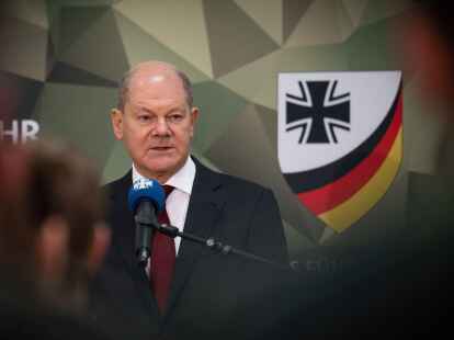 Bundeskanzler Olaf Scholz wird vorgeworfen, sich bei der Abw&auml;gung von Waffenlieferungen an die Ukraine teils sehr viel Zeit gelassenen zu haben. (Michael Kappeler/dpa)