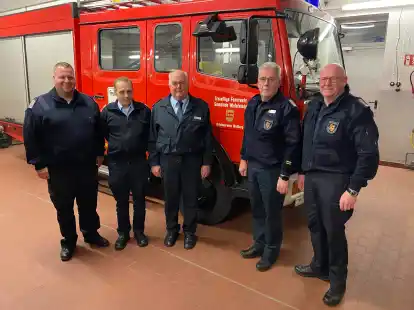 Neu in der Runde (von links): Der frisch gew&auml;hlte zweite stellvertretende Gemeindebrandmeister Michael Bakenhus mit dem stellvertretenden Gemeindebrandmeister Andre Steingr&auml;ber, Gemeindebrandmeister Heiko Bruns, dem stellvertretenden Kreisbrandmeister J&uuml;rgen Scheel und Kreisbrandmeister Friedrich Delmenhorst.
