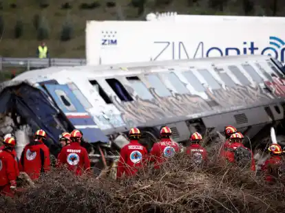 Rettungskr&auml;fte suchen in den Zugtr&uuml;mmern nach &Uuml;berlebenden.