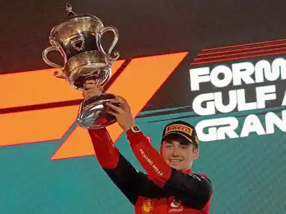 Vorjahressieger Charles Leclerc aus Monaco vom Team Ferrari mit dem Pokal.