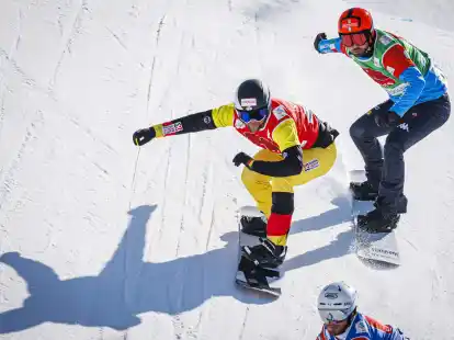 Aufoljagd: Martin&nbsp;N&ouml;rl (l) sicherte sich im&nbsp;Snowboardcross bei den Weltmeisterschaften noch die Silbermedaille.