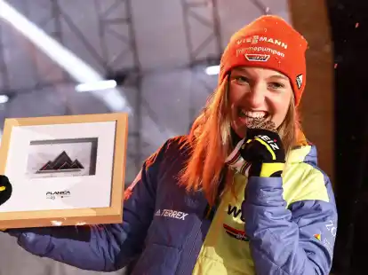 Katharina Althaus freut sich &uuml;ber ihre Bronzemedaille.