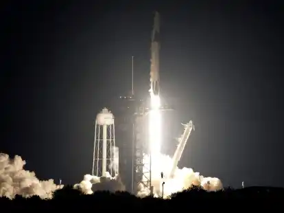 Eine SpaceX-Falcon-9-Rakete mit &laquo;Crew&nbsp;Dragon&raquo;-Raumschiff hebt von der Rampe 39A des Kennedy Space Centers in den USA ab.