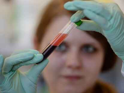 Bluttests, die Kenntnis &uuml;ber gewisse Erbgutfehler beim Baby versprechen, werden in bestimmten F&auml;llen von den Kassen bezahlt.