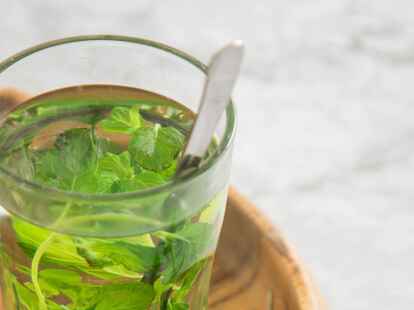 Ein Tee mit Minze schmeckt lecker und w&auml;rmt gut durch. Man sollte aber nicht erwarten, dass der K&ouml;rper sich dadurch besser von Giftstoffen befreien kann.