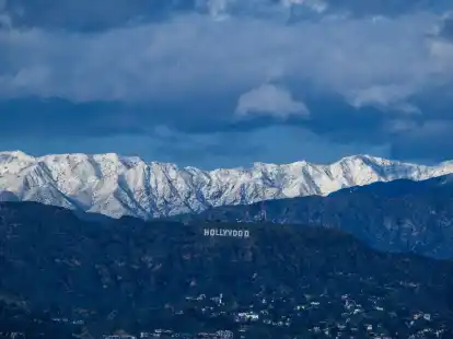 Nach einem seltenen Schneesturm in S&uuml;dkalifornien sind die schneebedeckten San-Gabriel-Berge hinter dem Hollywood-Schild zu sehen.