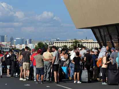 Deutsche Touristen warten am Flughafen von Manila auf ihren von der Botschaft organisierten R&uuml;ckflug nach Deutschland.