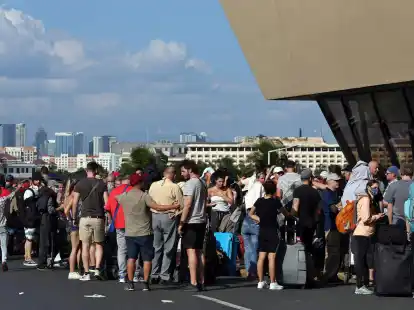 Deutsche Touristen warten am Flughafen von Manila auf ihren von der Botschaft organisierten R&uuml;ckflug nach Deutschland.