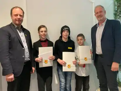 F&uuml;r ihre sportlichen Erfolge geehrt: B&uuml;rgermeister Thorsten Krettek (links) und Ratsvorsitzender Dirk Ihmels (rechts) &uuml;berreichten den drei Speedway-Fahrern (von links) Lester Matthijssen, Thies Schweer und Elyas Dirksen Urkunden f&uuml;r ihre sportlichen Erfolge.