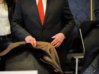 Einer der Angeklagten im Verhandlungssaal des Landgerichts in Schwerin.