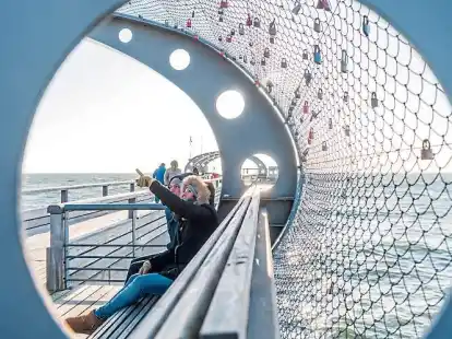 Winter in Kellenhusen mit Liebesschl&ouml;ssern, deren Schl&uuml;ssel weit im Meer liegen, auf der Seebr&uuml;cke.