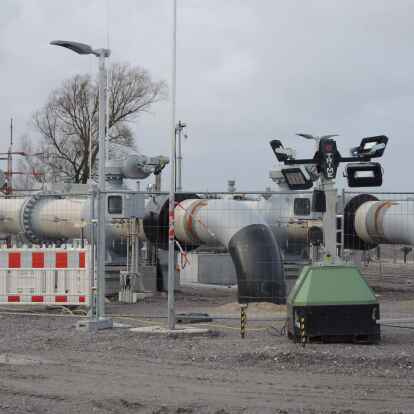 Von der Wilhelmshavener Anschlussleitung (WAL) in der N&auml;he des Kavernenspeichers Storag Etzel sind &uuml;berirdisch nur noch technische Einrichtungen zu sehen. Die Trasse selbst wird in den kommenden Monaten rekultiviert.