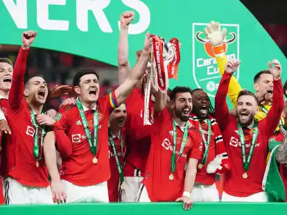 Die Spieler von Manchester United jubeln mit der&nbsp;Troph&auml;e.