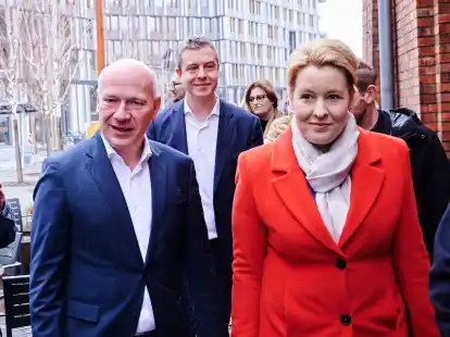 Der CDU-Landesvorsitzende Kai Wegner (l) und die (noch) Regierende B&uuml;rgermeisterin Franziska Giffey kommen zu Sondierungsgespr&auml;chen zusammen.