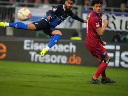 Darmstadts Keanan Bennetts(l) und der Hamburger Jonas David k&auml;mpfen um den Ball.