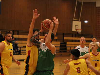 Voll zur Sache geht es unter den K&ouml;rben wieder im Derby zwischen der SG Cleverns-Sandel (gr&uuml;ne Trikots) und den Zetel Tigers.