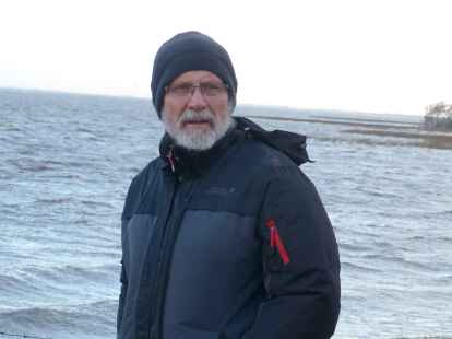 Hans Meinen erz&auml;hlt plattdeutsche Geschichten im Rad-Caf&eacute; Varel.