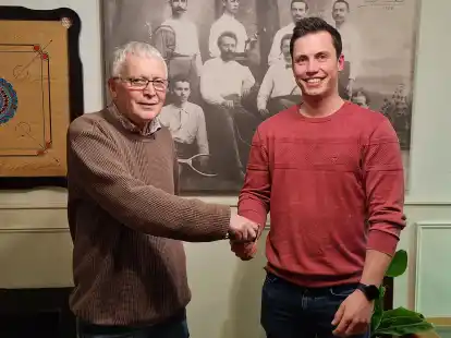 Alexander Krafft (rechts) &uuml;bernimmt den Ersten Vorsitz von Uli von E&szlig;en.