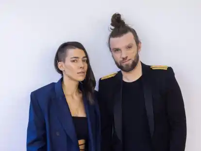 Alina S&uuml;ggeler und Andreas Weizel von der Band Frida Gold im Anschluss an ein dpa-Interview bei den Proben zum Eurovision Song Contest 2023.