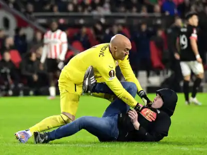 Ein Fan (r) griff Sevilla-Torh&uuml;ter Marko Dmitrovic an.