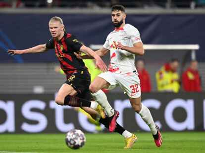 Man-City-St&uuml;rmer Erling Haaland (l) im Zweikampf mit Josko Gvardiol.